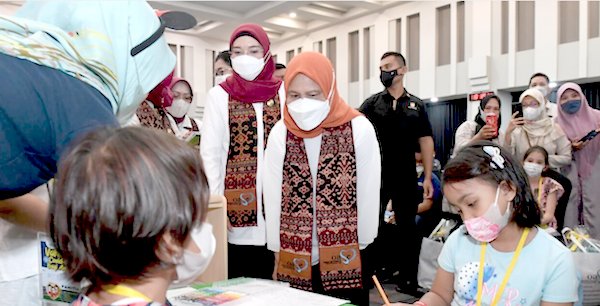 Ibu Negara Iriana Tinjau Vaksinasi Anak di Jakarta